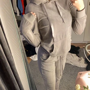 Mjukiskläder från Madlady  - Bekvämt och mysigt mjukisset från Madlady i storlek S! Skulle det vara så att man bara vill köpa byxorna eller hoodien så hör av er! Total pris 100 och 50 kr styck för varsin del!