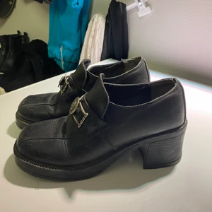 Loafers - Svarta loafers i storlek 38. Frakt tillkommer 