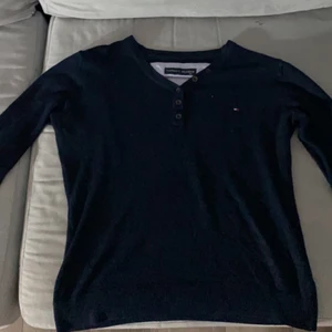 Tommy Hilfiger tröja - Säljer denna fina Tommy hilfiger tröjan! Den är lite nopprig men det är inget man tänker på alls!