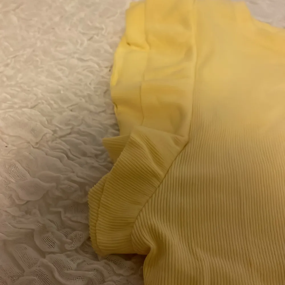 Jättefin gul sommar tröja från zara i storlek M, skulle dock säga att den motsvarar S. Säljer pga inte använder längre💛. Toppar.