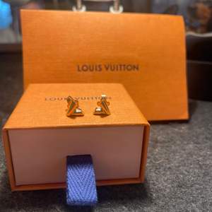 Louis Vuitton örhängen. Köpta i Stockholm den 20/12-2020. De är i nyskick, använda ca 5 gånger. Nypris 2 350kr. Kvitto, dustbag och kartong finns. 