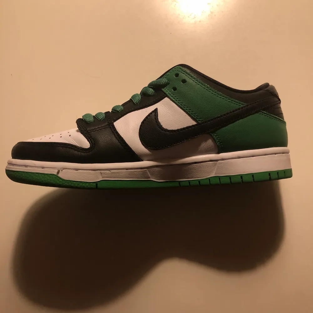 Pine green Nike sb dunks . Skor.