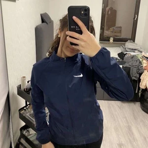 Nike jacka - Säljer min bästa Nike jacka jag har i garderoben, Köpt i USA från en sportbutik, storlek XS passar S💙