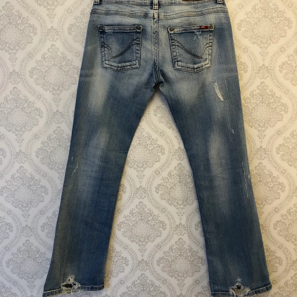 Fina lågmidjade jeans från only! De är slitna längst ner på benen, men om en är lite kortare tror jag inte att det syns. Midjemåttet är 82cm och innerbenslängden är 79cm. Skriv för fler bilder!💗 . Jeans & Byxor.