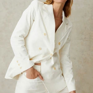 Lois jeans kavaj st 3  - Otrolig fin kavaj perfekt till sommaren/ våren. Går att stila upp och ned. Säljer pga av fel storlek 