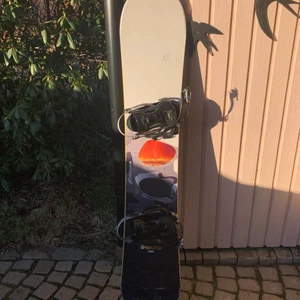 Snowboard - Mycket fin snowboard från Crazy Creek exklusive bindningar.  Använd ca 3 säsonger, men har många säsonger kvar.  Twin-tip bräda med positiv/traditionell camber profil. 156 cm lång.   Brädan passar bäst för nybörjare till medelgod åkare Brädan har vassa kanter men kanske kan behöver en vallning.   Prisförslag: 1000kr  Pris kan givetvis diskuteras!  Hämtas i Korsberga eller runt Vetlanda Annons finns även på andra sidor.