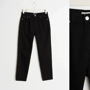Jeans från GinaTricot - Säljer dessa fina momjeans från Gina i toppenskick💜 Endast använd en gång då dem är förstora för mig