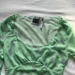 Mesh Topp - Grön blommig meshtop från Reclaimed Vibtage, köpt från ASOS 🌸 Inga bud, säljer till första som matchar pris! ❤️❤️