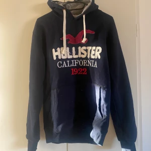 Hollister - Säljer denna hoodie från hollister då den inte kommer till användning. Storlek S/M. 175 + frakt 66kr
