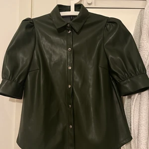 Läder skjorta  - Jätte fin shorts i fake läder! Så fin till festliga tillfällen😁