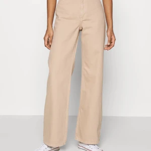 MONKI JEANS - Säljer mina monki jeans då dem inte kommer i användning för mig. Sitter bra på mig som är 162 ca. Skriv för fler bilder, mycket fint skick. 💓