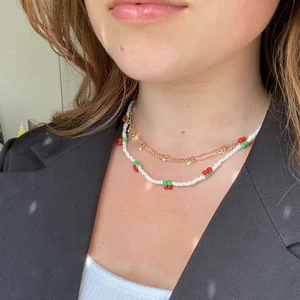 Smycke - Perfekt nu när våren närmar sig🌸🌸 Kolla gärna in min insta för mer smycken! @al.glitter .Tycker det är väldigt kul att pärla och pyssla så släng iväg ett meddelande om ni är intresserade av att köpa ett smycke! Det går att designa helt eget utifrån vad du gillar💙✨ pris varierar från 50-100 kr beroende på produkt, + frakt🥰