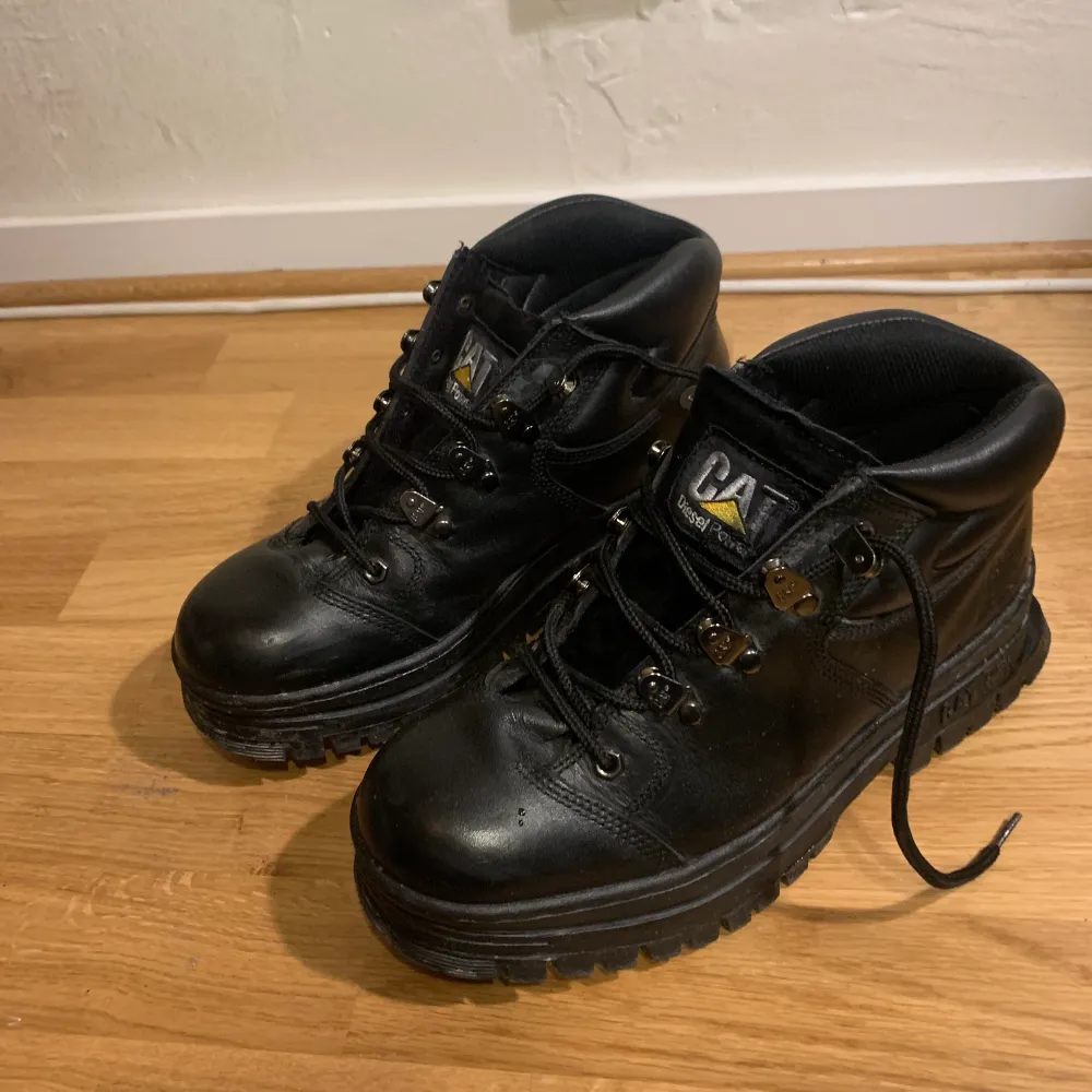 Svarta Caterpillar boots med metalldetaljer i storlek 43. De är nästintill nya och har bara använts några gånger. Skorna är ganska höga men de känns inte klumpiga. Priset kan diskuteras. Skor.