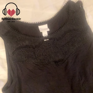 Svart linne - Svart linne med spets i strl S. Säljs av Rytmus Stockholms Elevkår, alla kläder som säljs har skänkts utav elever på Rytmus och de pengar som samlas in från klädinsamlingen ges oavkortat till WWF. Ta chansen och köp fina kläder second hand och bidra på samma gång till att bevara miljön!