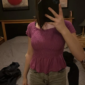 Gina tricot storlek S - Superfin lila topp i storlek S.Aldrig använd.