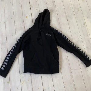 Kappa hoodie - Snygg kappa hoodie. Skick 6/10 då snörena är väldigt slitna men går ju såklart att byta ut.