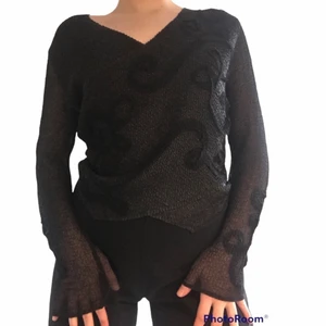 anne fontaine tröja - Gullig tröja från Anne fontaine, säljer för den är för stor för mig. Storlek M-L. Smockad med jättefina mönster. Frakt tillkommer 🤍