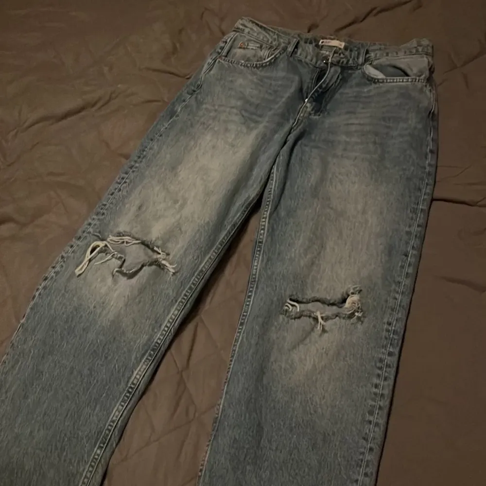Superfina Gina tricot jeans i storlek 40.Aldrig använda pågrund av att köpte en för stor storlek.Jeansen är köpta för 600 nypris och dem är i nyskick.. Jeans & Byxor.