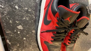 Jordans storlek 44 - Skorna har två små hål som inte syns så mycket och lite ull där bak av strumpor, syns inte när man har på sig skorna. Säljer dem för 750kr inklusive frakt