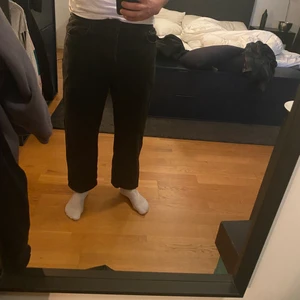 ASOS loose fit jeans - Svarta jeans med vida ben från ASOS i storleken W34, L32. Använda men i bra skick.