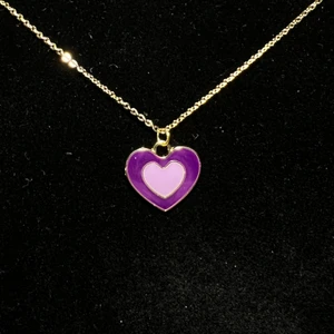 Halsband med lila hjärta - Halsband i rostfritt stål. Guldpläterad samt emaljerad berlock. Fri frakt✨