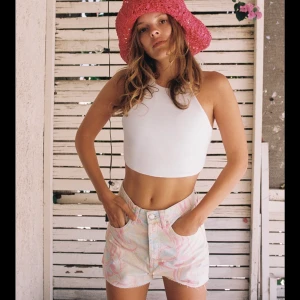 Croptop  - Supersöt croptop från ZARA som är öppen i ryggen, säljer då den var för liten för mig och det är för sent att returnera. Helt oanvänd ✨