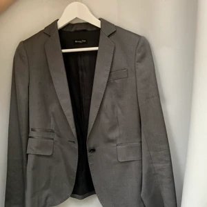 Massimo Dutti kavaj  - Färgen är silvrig, vilket kameran lyckades fånga på andra bilden. 