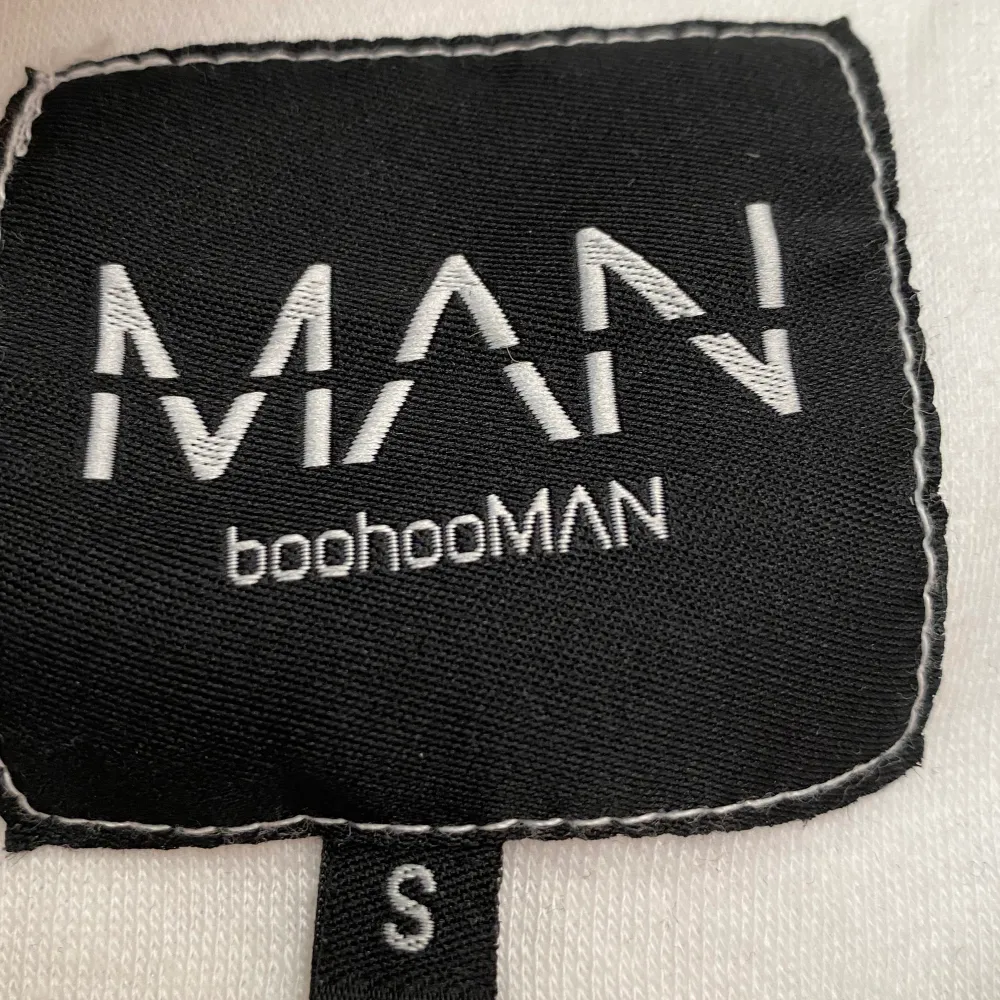 Snygg tröja från Boohoo man, köpt där för dem har lite mer baggy storlekar men knappt använd, i storlek S och passar som M för den är baggy. Inga defekter och den är mjuk och skön innuti. Köparen står för frakten❤️. Tröjor & Koftor.
