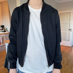 Svart vårjacka Jack & Jones HERR - Herr vårjacka från Jack & Jones. Strl L. Innerfoder i olivgrönt. Använt skick, lite nopprig, annars fin. 