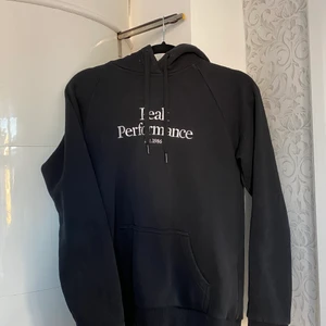 Peak Performance hoodie - Hoodie i sparsamt använt skick, en liten missfärgning på underarmen, dock inget man tänker på! Storlek M✨ (köparen står för frakt)