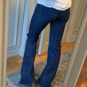 Zara jeans - Utsvängda zara jeans i snygg mörkblå färg. Lågmidjade. Säljer då jag har 2 par. Storlek S