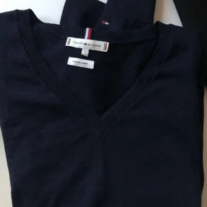 Marinblå tröja från Tommy Hilfiger - Säljer denna jättefina Hilfiger tröja då jag tycker att den är lite stor på mig. Knappt använd så i princip som ny😇
