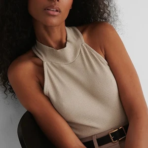 Ribbat linne med hög krage  - Beige topp från NAKD i storlek M. Använd Max 2 gånger. Kan säljas billigare - buda i kommentarerna 