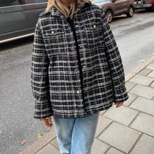 Rutig jacka H&M - En rutig kort kappa/ längre jacka ifrån H&M. Snygg oversized modell! I övrigt en rak passform som faller väldigt snyggt! Jag är 170cm och sitter lagom overszied på mig. 