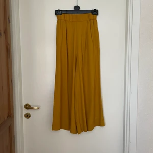 Härliga vida byxor - Knappt använda byxor från Pull&Bear. Högmidjade, vida med fantastiskt fall. Storlek XS. Säljer då det inte längre är min stil. 