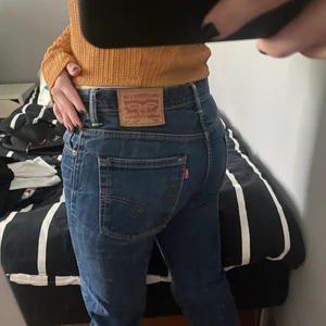Levis - Säljer mina skitsnygga Levis 513. W 33 och L 32. De sitter snyggt lågmidjat på mig som är ca 162. Skriv vid frågor❤️