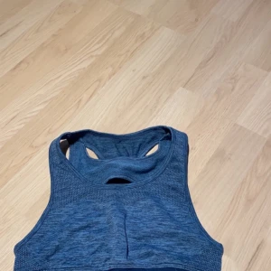 Myprotein sportbh - Jättefin sportbh men cool rygg! Sparsamt använd! Storlek s men skulle också passa en xs! 50kr+frakt! Pm för mer info eller bilder😘 
