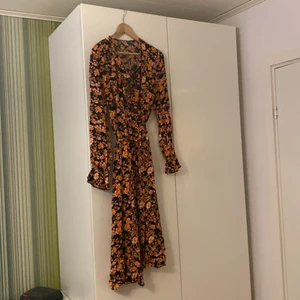 Klänning Baum und pferdgarten - Långärmad omlottklänning i längre modell. Använd ett fåtal gånger ( nyskick). Nypris ca 1500kr, mitt pris 400kr