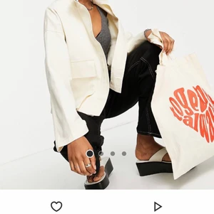 Tunn jacka - Jätte snygg jacka i gräddvitt jeans material från ASOS. Aldrig använd. Storlek 40, nypris 399