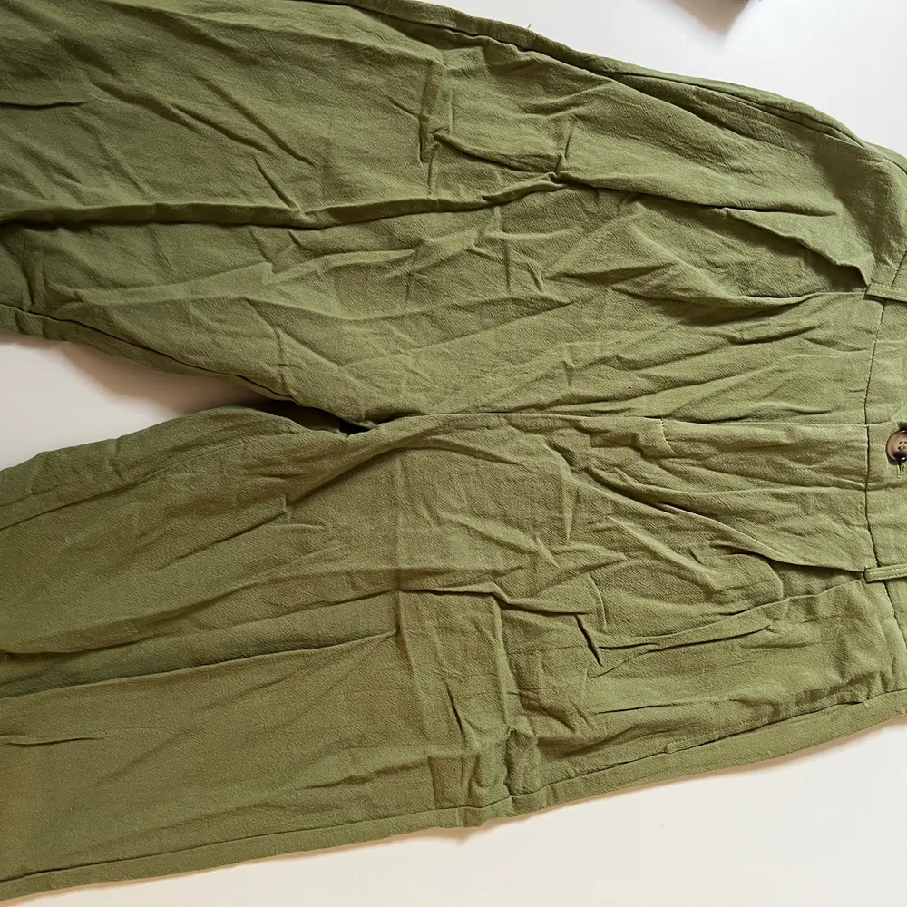 Gröna kostymbyxor från Shien. Aldrig använda pga felköp. Storlek M men mer som xs/s. Jeans & Byxor.