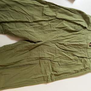 Gröna kostymbyxor från Shien. Aldrig använda pga felköp. Storlek M men mer som xs/s