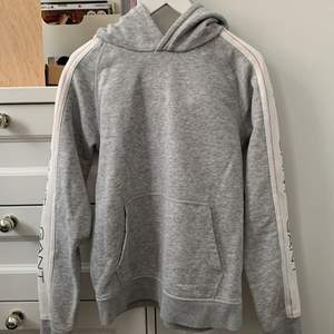 En jätte fin Gant hoodie som är jätte bra Skick!💗 fråga om flera bilder! ( köparen står för frakten )😍