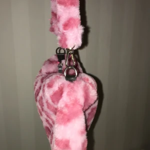 rosa väska - Säljer en snygg rosa väska som låg på 300 när den köptes, säljer för 200 för är i ny skick