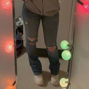 Lågmidjade jeans  - Fina lågmidjade jeans från hollister i bra kvalitet då jag inte använt dom mycket. Köparen betalar frakten 