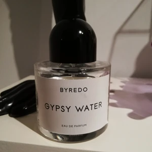 Byredo Gypsy water, 100 ml - Eau de parfum. Inköpt på KICKS i Malmö. Nypris 2100. Ca 35% uppanvänd.