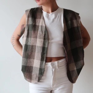 Väst - Svensktillverkat mode. Frakt tillkommer 