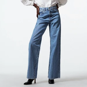 Jeans - Högmidjade jeans med vida ben från zara. Storlek 36. Oanvända. Nypris 359kr Skicka gärna ett meddelande vid frågor! 
