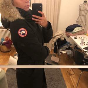 Canada goose jacka i modellen Victoria parka, jackan är i storlek S och är köpt på NK hösten 2019 för 10000kr. Jag säljer jackan pga att den på senare tid blivit lite för stor för mig. Jackan är lite smutsig då jag aldrig vågat lämna in den på kemtvätt, skulle dock rekommendera om ni vill att den ska se ut som ny. Pälsen på just denna är sjukt fin och kan såklart tas av om man gillar det mer. Priset kan diskuteras, det är bara att höra av sig❤️