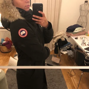Canada goose - Canada goose jacka i modellen Victoria parka, jackan är i storlek S och är köpt på NK hösten 2019 för 10000kr. Jag säljer jackan pga att den på senare tid blivit lite för stor för mig. Jackan är lite smutsig då jag aldrig vågat lämna in den på kemtvätt, skulle dock rekommendera om ni vill att den ska se ut som ny. Pälsen på just denna är sjukt fin och kan såklart tas av om man gillar det mer. Priset kan diskuteras, det är bara att höra av sig❤️