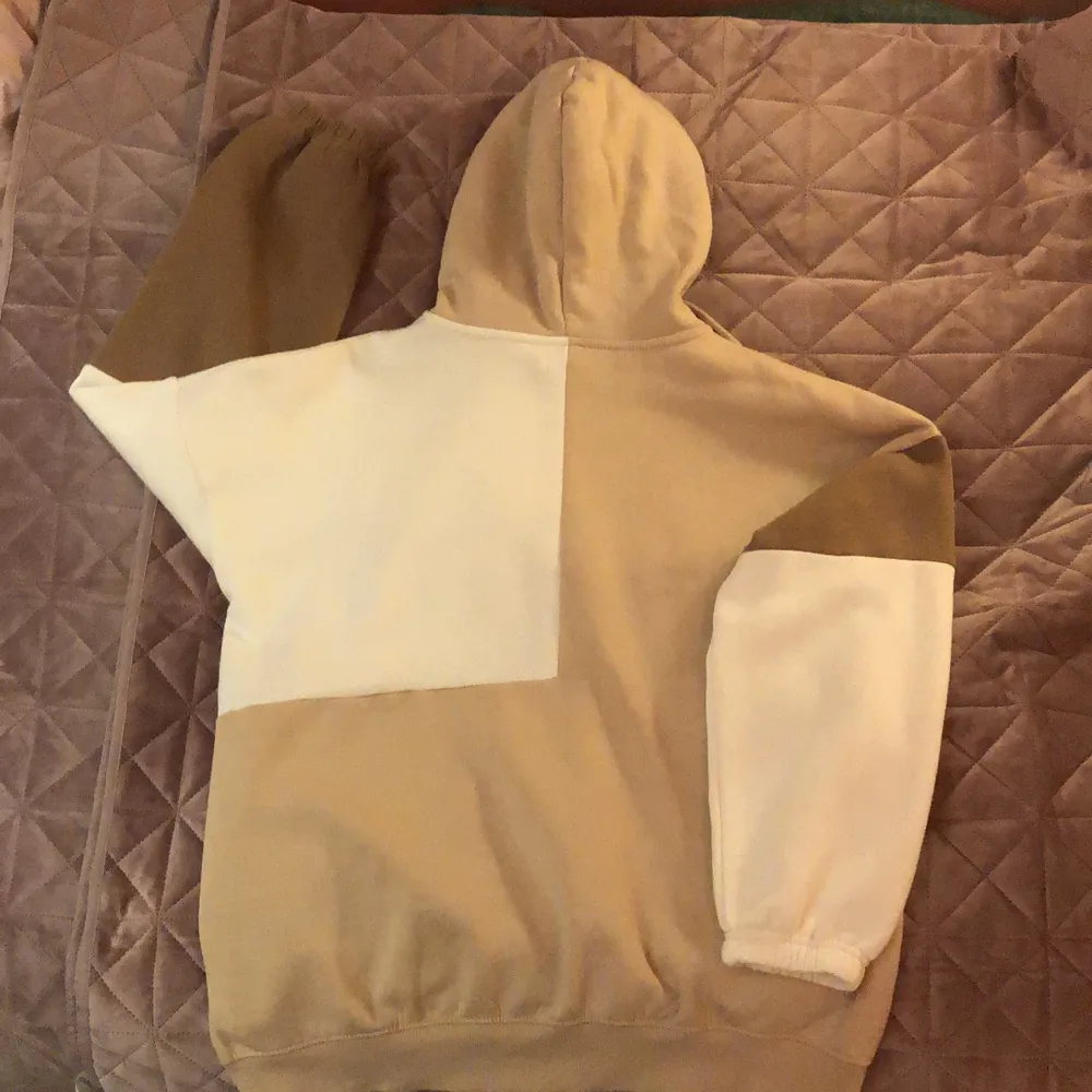 Beige, vit och brun sip up hoodie som endast är använd ett fåtal gånger. Köpt på Boohoo och fint skick. Köpare står för frakt. . Hoodies.